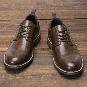 Vista dettagliata di scarpe casual da uomo in pelle marrone testurizzata su legno