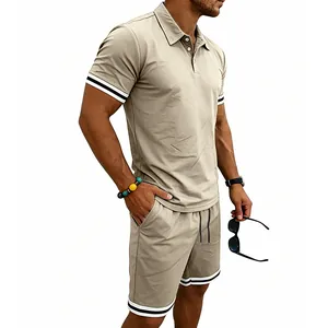 Dettaglio completo di un elegante set polo da uomo kaki con bordi a righe sulle maniche