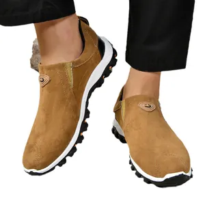 Chaussures décontractées homme en daim marron avec semelle blanche à crampons outdoor