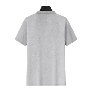 Vue arrière d'un polo gris en maille gaufrée pour homme à manches courtes.