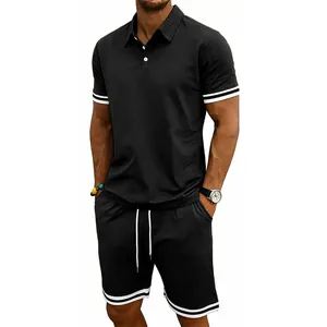 Dettaglio completo polo nero da uomo con strisce bianche su polsini e orlo pantaloncini