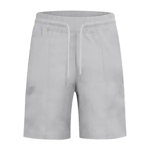 Vista macro dettagliata di pantaloncini casual grigi in maglia nido d'ape da uomo