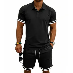 Vista completa di un completo polo e pantaloncini sportivi neri da uomo con strisce
