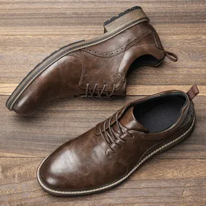 Primo piano dettagliato di scarpe casual da uomo in pelle marrone su uno sfondo di legno
