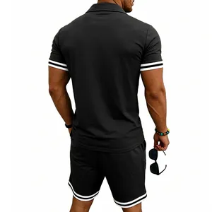 Vista posteriore del completo polo sportivo nero da uomo con bordi a righe bianche