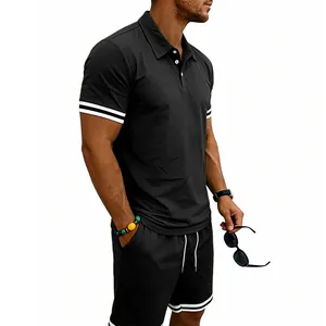 Completo polo e pantaloncini neri da uomo sportivi con strisce bianche, set di due pezzi.
