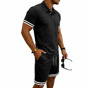Dettaglio del set polo e pantaloncini neri da uomo con accenti di strisce bianche.