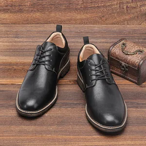 Vista superiore dettagliata di scarpe casual in pelle nera da uomo con i lacci neri