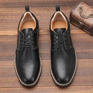 Vista dall'alto di scarpe casual da uomo in pelle nera con elegante design stringato
