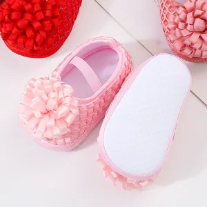Détail de chaussures de princesse pour bébé à semelle souple avec fleurs et picots