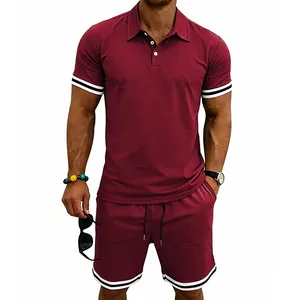 Vista completa del set polo bordeaux da uomo con vestibilità sportiva e righe