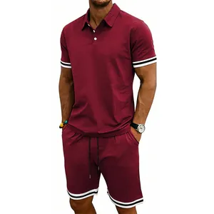 Dettaglio del set polo e pantaloncini bordeaux da uomo con bordi a righe bianche e nere.