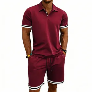 Dettaglio del completo polo da uomo bordeaux con bordi a righe e colletto sportivo