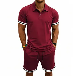 Set polo da uomo bordeaux in due pezzi con strisce a contrasto e pantaloncini con coulisse