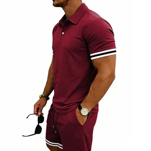 Vista laterale dettagliata del set polo e pantaloncini bordeaux da uomo con strisce
