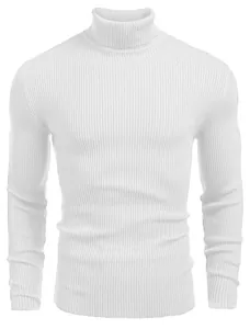 Vue détaillée d'un pull à col roulé blanc ajusté pour hommes avec une maille côtelée fine.