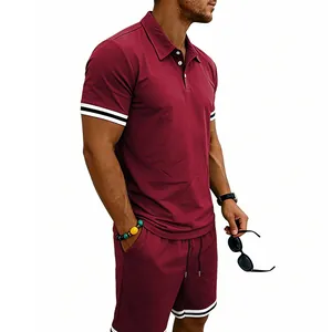Dettaglio laterale della polo da uomo bordeaux con polsini a righe e pantaloncini