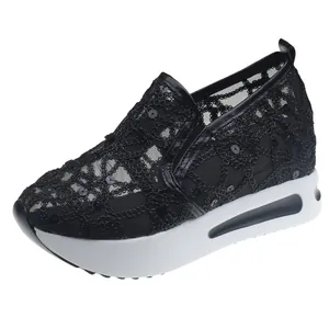 Atmungsaktive schwarze Mesh-Plateau-Sneaker mit Pailletten-Details und weißer Keilsohle