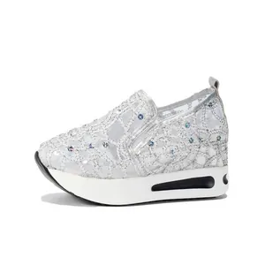 Detailansicht silberner Plateauschuhe aus Mesh mit glitzernden Pailletten und Spitze