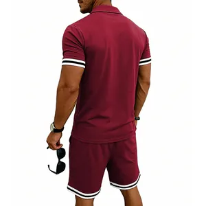 Vista posteriore del set polo e pantaloncini bordeaux da uomo con dettagli a righe