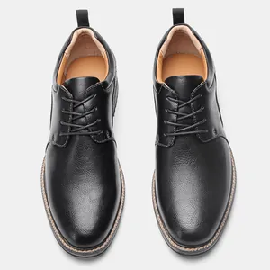 Vista dall'alto di scarpe casual da uomo in pelle nera testurizzata con lacci