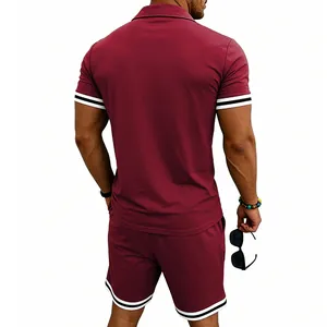 Vista posteriore di un completo polo e pantaloncini bordeaux da uomo con righe estive