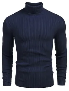 Détail d'un pull à col roulé bleu marine pour hommes, coupe ajustée et maille côtelée douce.
