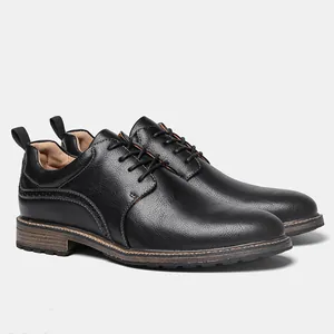 Vista laterale dettagliata di scarpe casual da uomo in pelle nera con finitura ruvida.