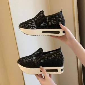 Detailansicht der schwarzen atmungsaktiven Spitzensneaker mit Pailletten und Plateausohle