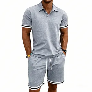 Vista dettagliata del completo polo grigio da uomo in 2 pezzi con polsini a righe
