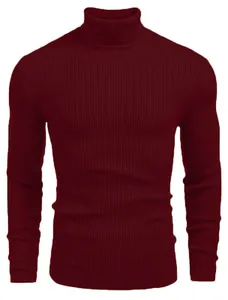 Gros plan d'un pull à col roulé bordeaux pour homme, coupe ajustée et texture côtelée.