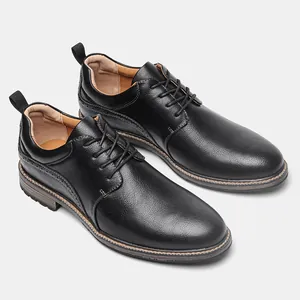 Classiche scarpe derby da uomo in pelle nera con eleganti cuciture brogue e lacci