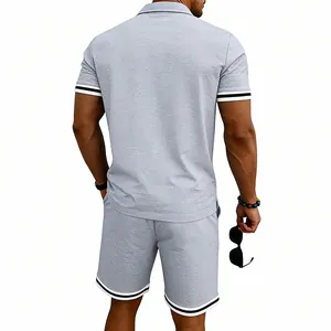 Vista posteriore di completo polo e pantaloncini grigi da uomo con bordi a righe