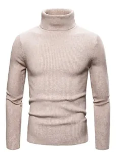 Détail d'un pull à col roulé ajusté pour homme avec une texture en maille côtelée fine