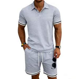 Dettaglio del set coordinato uomo polo e pantaloncini grigio stile britannico
