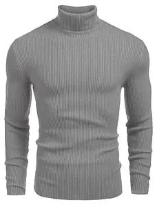 Détail du pull à col roulé gris pour homme, coupe ajustée en maille côtelée fine
