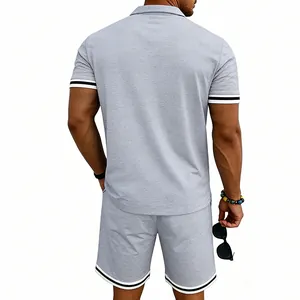 Vista posteriore di un set polo grigio da uomo con dettagli a righe a contrasto.