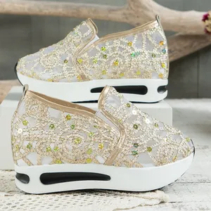 Atmungsaktive Mesh-Plateau-Sneaker mit goldenen Pailletten
