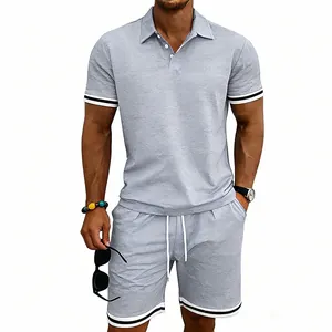 Dettaglio completo polo uomo grigio 2 pezzi con polsini a righe e pantaloncini