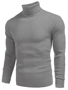 Détail d'un pull à col roulé gris ajusté pour hommes avec texture en tricot côtelé