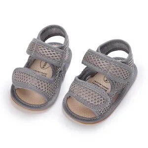 Vista dettagliata di scarpe da passeggio per neonati in mesh grigio con suola morbida