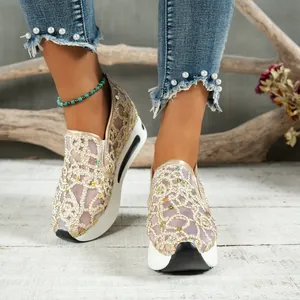 Detailansicht von atmungsaktiven Mesh-Plateau-Loafers mit goldenen Pailletten am Fuß