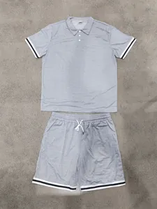 Vista dettagliata del set polo e pantaloncini grigi da uomo con bordi a righe