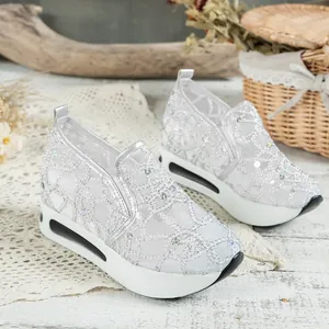 Stilvolle silberne Pailletten-Mesh-Sneaker mit atmungsaktiver Spitze und Plateau-Sohle