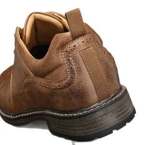Primo piano di scarpe casual in pelle marrone da uomo con dettagli brogue e tirante.