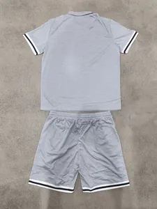 Completo polo e pantaloncini grigi da uomo con bordi a righe in vista dall'alto