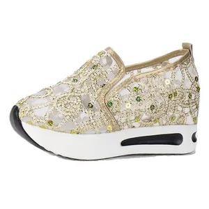 Glitzernder Plateau-Wanderschuh für Damen mit goldenen Pailletten und Mesh-Gewebe