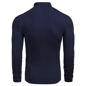 Vue arrière d'un pull à col roulé bleu marine pour homme avec une coupe ajustée