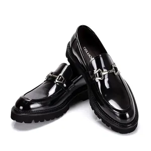 Detailansicht glänzend schwarzer Leder-Loafer mit silberner Trense und dicker Profilsohle