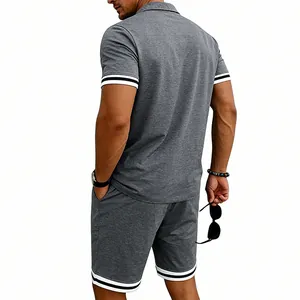 Vista posteriore di un uomo con polo grigia a maniche corte e pantaloncini abbinati.